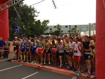 Más de 2.200 corredores participaron el domingo en la XXXI edición del Medio Maratón y III de los 10 Kilómetros de Benidorm, batiendo así el récord de ediciones anteriores.