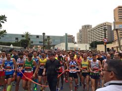 Más de 2.200 corredores participaron el domingo en la XXXI edición del Medio Maratón y III de los 10 Kilómetros de Benidorm, batiendo así el récord de ediciones anteriores.