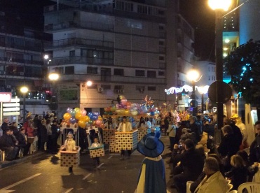 El tradicional desfile de Carnaval de Benidorm 2016, organizado por la Associació de Penyes volvió a llenar de luz y color la noche de Carnavales en Benidorm.
