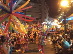 El tradicional desfile de Carnaval de Benidorm 2016, organizado por la Associació de Penyes volvió a llenar de luz y color la noche de Carnavales en Benidorm.