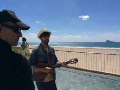 El cantante David Otero, en colaboración con Amstel Radler, ha rodado parte del videoclip del single “Sal a la Calle” en el paseo marítimo de la playa de Poniente de Benidorm.